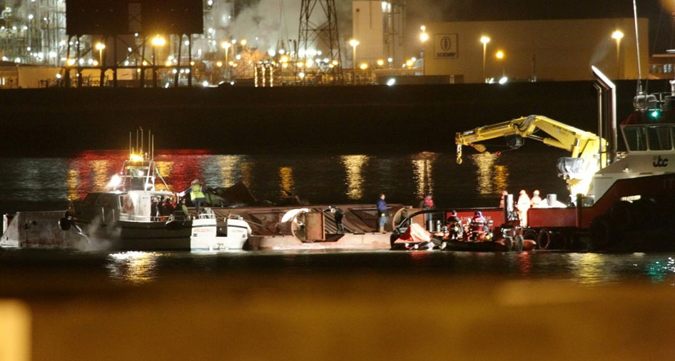 On a pic from http://album.gva.be/foto-album/gezonken-baggerboot-op-de-schelde.aspx bottom of capsized DK 31.