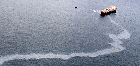 More oil is leaking from the stricken container ship Rena.